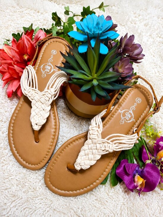 Sole Mates Shoes - Sole Mates Brand, Flat Shoes Sandals Thongs. Tan Off-White Macramé. Size M 7/8